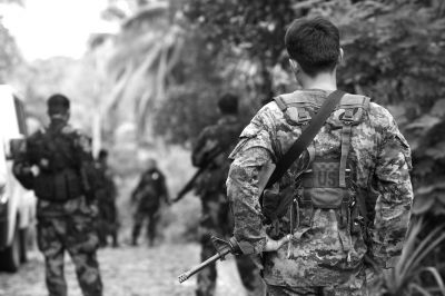 2009年12月13日，在菲律賓南阿古桑省，菲律賓安全部隊人員在一處現(xiàn)場警戒。圖/CFP