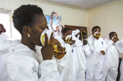 9月18日，塞拉利昂護士接受使用埃博拉防護裝備培訓(xùn)。新華社發(fā)