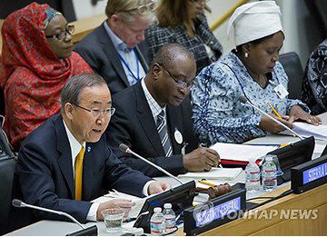 為應(yīng)對埃博拉疫情，秘書長潘基文主持召開高級別會議。