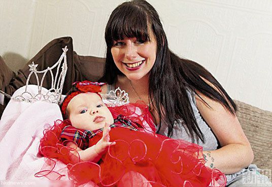 柯林斯在女兒盧娜6個月大時，便讓女兒參加選美。