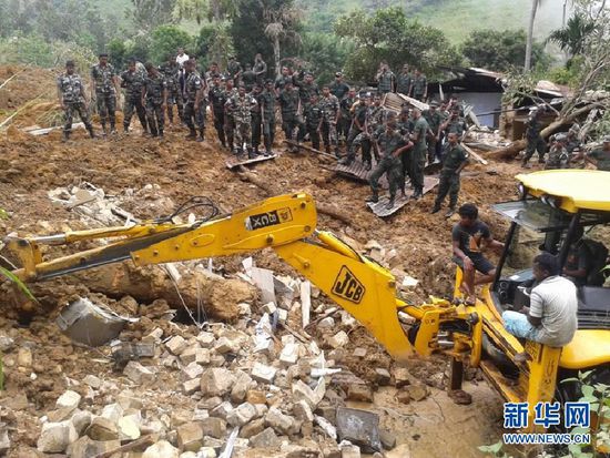 　10月29日，斯里蘭卡救援部隊抵達山體滑坡災區(qū)展開救援。