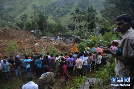 這張10月29日拍攝的照片顯示斯里蘭卡中部山體滑坡中幸存村民們正在被疏散。