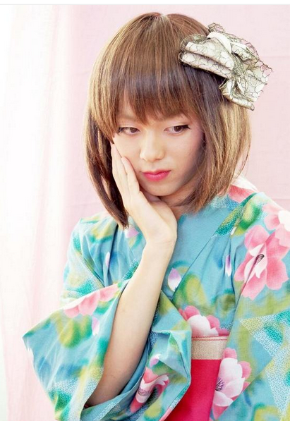 日本男子學(xué)校舉辦“?；ā贝筚?參賽者須男扮女裝