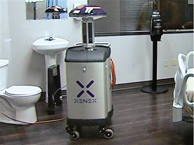 可通過發(fā)射紫外線對房間消毒的機(jī)器人。