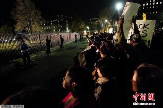 美國白宮前擠滿了抗議槍殺黑人青年的白人警察免遭起訴案件的美國民眾。