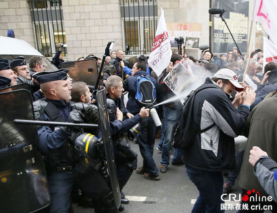 　　當?shù)貢r間2014年11月27日，法國巴黎，法國農(nóng)民帶綿羊在埃菲爾鐵塔附近抗議，要求環(huán)保部門采取有效措施解決狼群襲擊羊群問題?！D片來源：TRICK KOVARIK/CFP