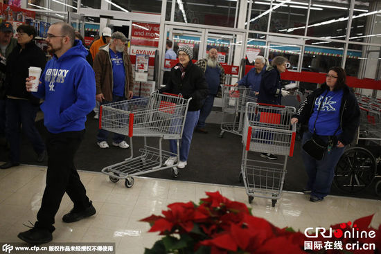 美國(guó)民眾搶購打折商品 迎“黑色星期五”血拼日(高清組圖)