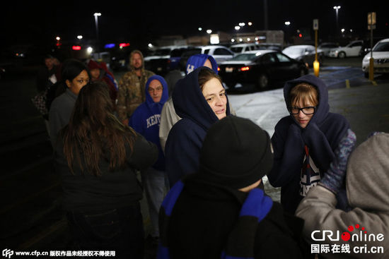 美國(guó)民眾搶購打折商品 迎“黑色星期五”血拼日(高清組圖)