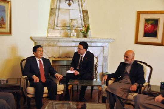 　11月30日，阿富汗總統(tǒng)加尼在首都喀布爾會見到訪的中國國務(wù)委員郭聲琨。