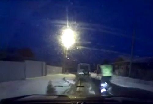 警車追逐中仍未追上可疑汽車，此時令人震驚的一幕出現(xiàn)，一名警察從警車中跳出來，向可疑車輛跑去。