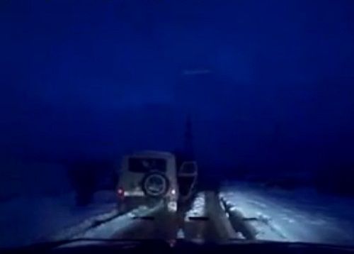 　　警察成功打開可疑汽車的車門并登上汽車，司機見狀立即停車及棄車逃走，警察則下車繼續(xù)追捕司機。