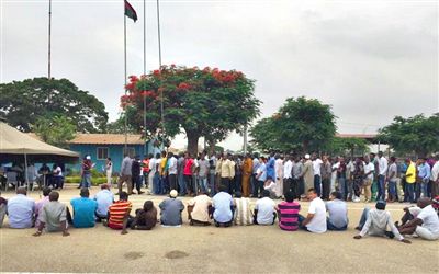 19日，安哥拉一檢查點(diǎn)抓扣大量外國(guó)人并查驗(yàn)證件。