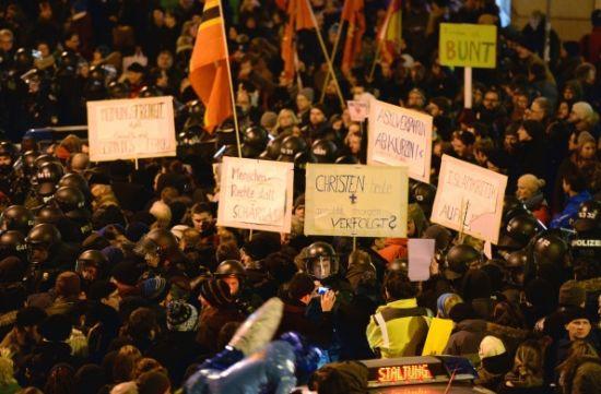 示威人群打出標(biāo)語(yǔ)。