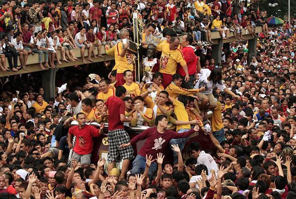 2011年“黑耶穌節(jié)”上，無數(shù)信徒希望觸摸到黑色耶穌雕像。