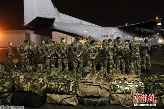 當(dāng)?shù)貢r(shí)間1月7日，法國(guó)軍人抵達(dá)巴黎布爾歇機(jī)場(chǎng)。他們將被部署在巴黎，以增強(qiáng)巴黎市的安保力量。