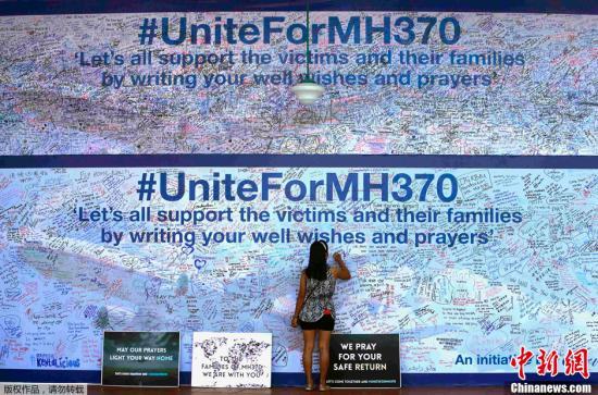 3月19日，馬來西亞八打靈再也(Petaling Jaya)，民眾在簽名板上簽名為馬航MH370祈福
