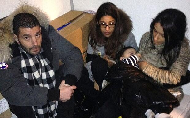 照片顯示了部分人質(zhì)躲藏于冷藏室中的情景。