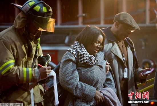 當(dāng)?shù)貢r間1月12日，美國華盛頓市中心朗方廣場站突然冒出濃煙，事件導(dǎo)致一名女性喪生。