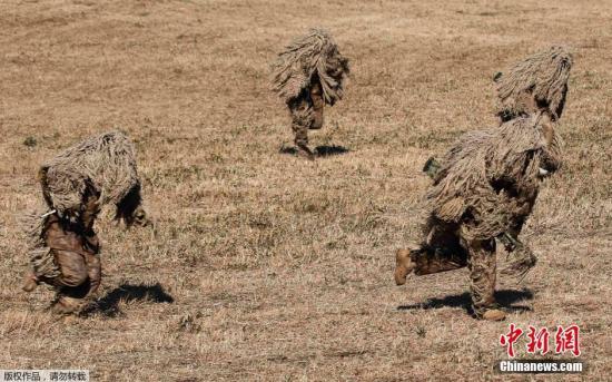 資料圖：當(dāng)?shù)貢r間2015年1月11日，日本船橋市，日本自衛(wèi)隊進行新年軍演，大約500名軍人和24架飛機參與了本次演習(xí)。 視頻：日本敲定史上最大規(guī)模國防預(yù)算費來源:央視軍事農(nóng)業(yè)