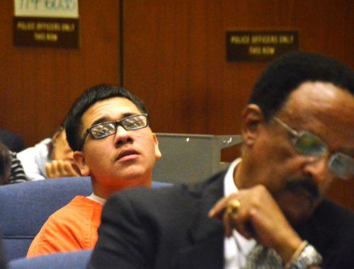 嫌犯奧丘阿（后）與嫌犯卡門的公辯律師漢彌爾頓在初審法庭上。