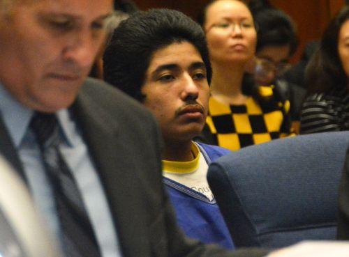 嫌犯卡門（中）在初審法庭上。（僑報(bào)網(wǎng)：圖片由法庭指定攝影師提供）