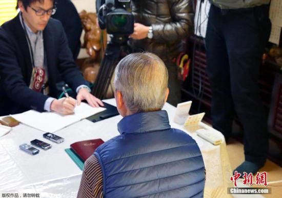 當?shù)貢r間1月25日，日本千葉市，日本遭“伊斯蘭國”綁架人質湯川遙菜的父親接受媒體采訪。伊斯蘭國武裝(IS)24發(fā)布視頻顯示，其中一位被綁架日本人質湯川遙菜(Haruna Yukawa)已經(jīng)被該組織殺害。日本政府表示將驗證視頻的真實性。 視頻：關注日本人質事件：極端組織視頻顯示一人質已遭殺害來源:央視新聞