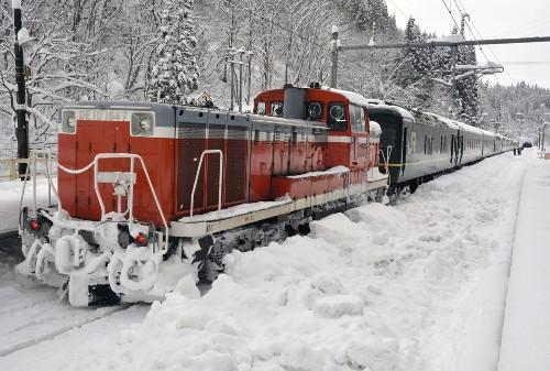 JR一臥鋪特急列車，因大雪在JR奧羽線津輕湯站附近拋錨，約130名乘客不得不在車上過夜。