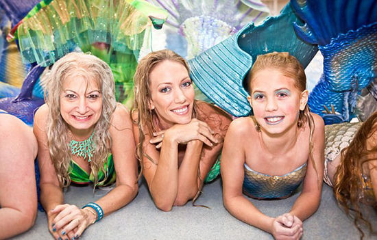 一年一度的Merfest大會在美國凱里舉行，數(shù)百男女齊聚那里慶祝成為“人魚”。（網(wǎng)頁截圖）