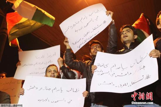 約旦軍方宣布，被極端組織“伊斯蘭國”劫為人質的飛行員卡薩斯貝已遭殺害，憤怒的抗議群眾聚集首都安曼。 視頻：約旦政府談人質遇害：一定會做出強有力回擊來源:央視新聞