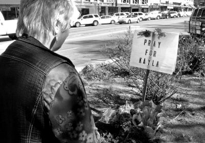 2月10日，美國亞利桑那州，民眾獻(xiàn)花悼念遇難的美國人質(zhì)米勒。圖/東方IC