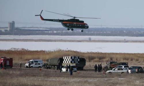 圖片說明：當(dāng)?shù)貢r(shí)間2月11日，一架俄羅斯蘇—24轟炸機(jī)在著陸過程中墜毀，救援人員正在偵察失事區(qū)域。(