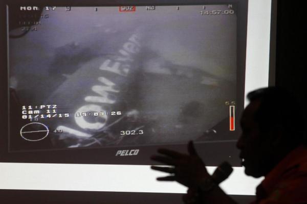 這是1月14日新加坡國(guó)防部長(zhǎng)黃永宏在其社交網(wǎng)站上傳的亞航失事航班QZ8501機(jī)身照片。