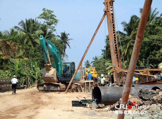 　斯里蘭卡南部鐵路項目施工現(xiàn)場。一臺打樁機正在進行鐵路橋橋墩作業(yè)。(攝影：孫洋)