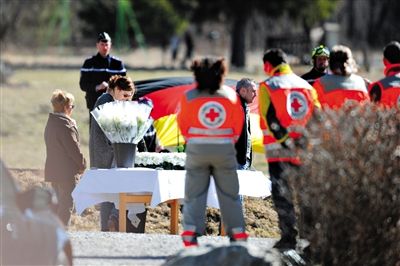 29日，法國塞訥鎮(zhèn)，搜救人員和遇難者家屬一同向遇難者致哀。