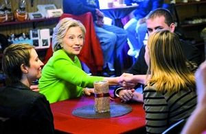 在宣傳片中，希拉里熱情地與三名“普通美國(guó)人”交談。