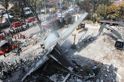 7月1日，搜救人員在印尼軍機(jī)墜毀現(xiàn)場(chǎng)進(jìn)行搜救和清理工作。