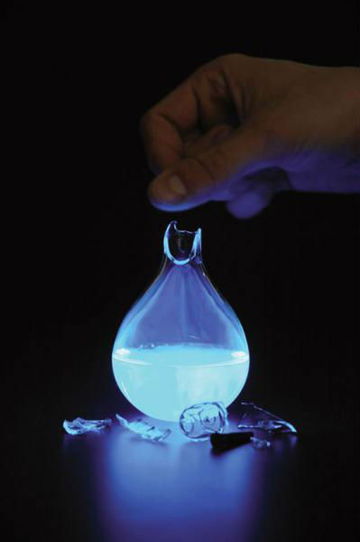 荷蘭藝術(shù)家發(fā)明人血燃料燈，一滴血照亮整間房。圖片來(lái)源：新加坡《聯(lián)合早報(bào)》網(wǎng)站