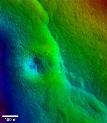 不只月球引力影響地球，科學(xué)家借由月球表面數(shù)千的裂縫推斷，地球引力似乎正對(duì)月球表面造成嚴(yán)重影響