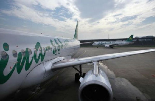 資料圖片：上海虹橋機(jī)場停靠的一架春秋航空客機(jī)。（圖片來源：路透社）