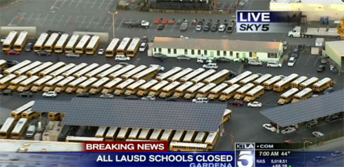 圖：美國KTLA電視臺直播畫面顯示，洛杉磯聯(lián)合學(xué)區(qū)校巴已被叫停，家長被通知暫不能送孩子上學(xué)。