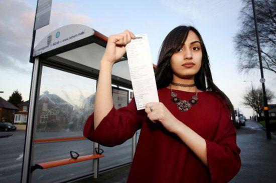 事發(fā)當(dāng)時薩迪克并未帶任何身份證件，無法證實自己真的只有15歲，百口莫辯的她，最后只好在全車乘客的注目下被趕下車和罰款，被迫走路回家。