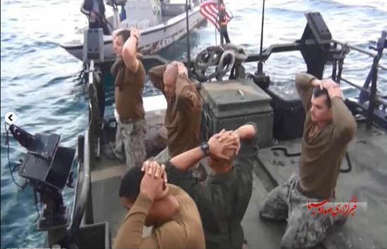 圖為美國大兵雙手抱頭，跪地道歉。