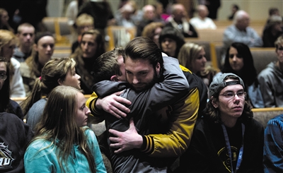 2月21日，美國密歇根州卡拉馬祖縣，連環(huán)槍擊案發(fā)生后，民眾在教堂禱告。