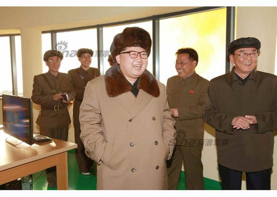 金正恩現(xiàn)場指導(dǎo)工作。