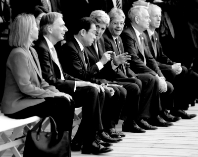 10日，七國外長觀看日本傳統(tǒng)歌舞表演期間，美國國務卿克里與日本外相岸田文雄在交頭接耳