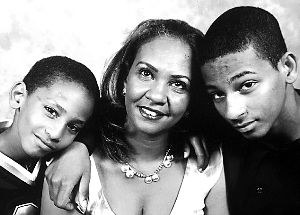 謝赫（右）和弟弟馬哈茂德（左）與母親合影。