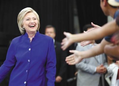 當(dāng)?shù)貢r(shí)間6日，美國加利福尼亞州長灘市，心情大好的希拉里與支持者互動(dòng)。 圖/CFP