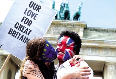 一對情侶用行動支持“留歐”。