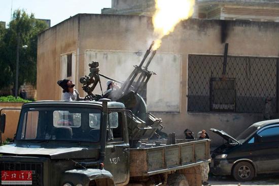 圖為反對(duì)派向政府軍的戰(zhàn)機(jī)開(kāi)火。