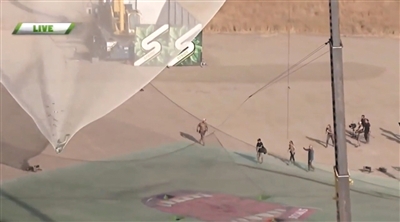 艾金斯成功落到一個1/3足球場大小的安全網(wǎng)上。